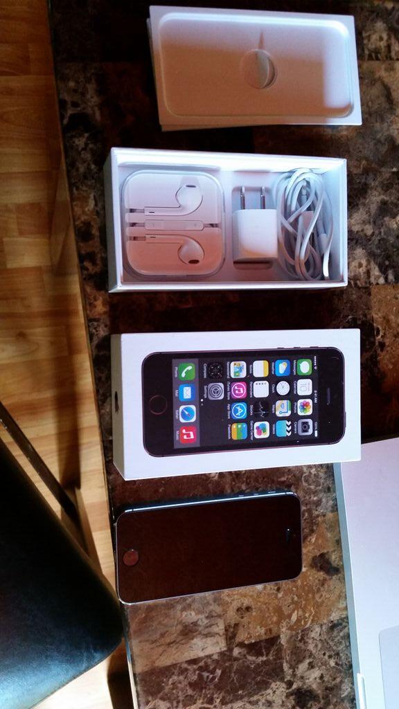 kyleglov7's tweet photo. IPhone 5s 32gb space gray, Verizon service. Excellent condition. Comes with 3 chargers and headphones. $450 http://t.co/9RYWeWbkzm