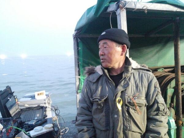 leesanghoC's tweet photo. 5:38am 어느새 날이 밝았다. 해경은 "다이빙벨이 성공하면 경찰 잠수인력을 투입해 주겠다"고 했단다. 뒤늦게 나마 약속을 지켜 조속히 실종자 전원 구조에 나서주길 간절히 기대해 본다. http://t.co/qNil1UR5En