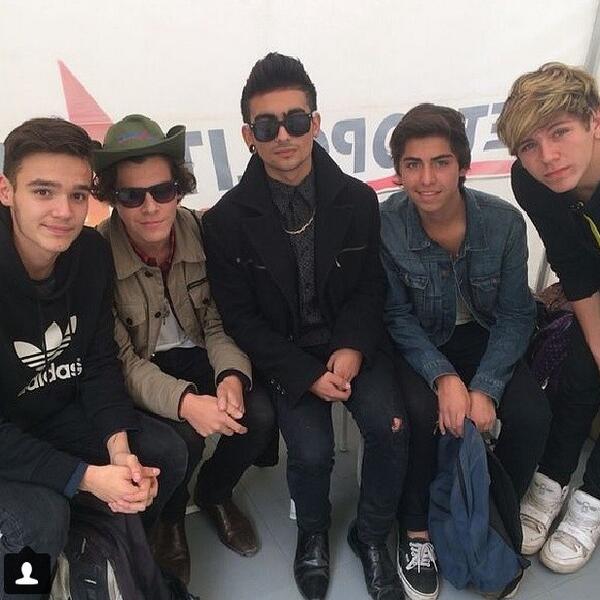 One Direction tweet media