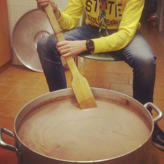Oscar_Fdz_Fdz's tweet photo. Rico chocolate en la Vigilia de María Auxiliadora por @GSAvalon. #Villamuriel http://t.co/zWOH5hICoF