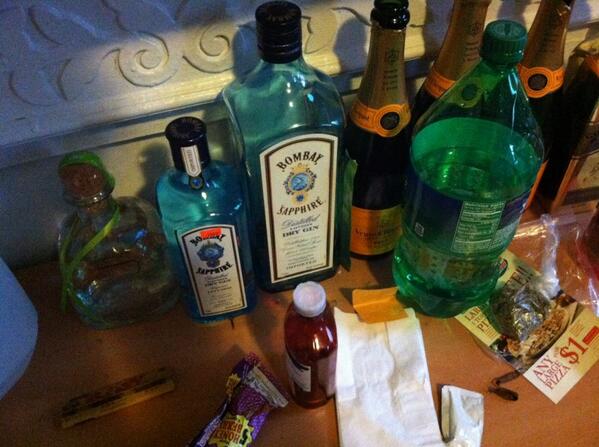 Chazeyyyyy's tweet image. Wheres the lemonade RT @highruben: "Since my dog died, all I drink is Gin" #RETCH