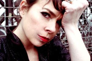 La féline Polly Magou sera sur la scène du <a href="/SENTIERDESHALLE/">LSDH</a> samedi !  + d'infos : fnacspectacles.com/place-spectacl…