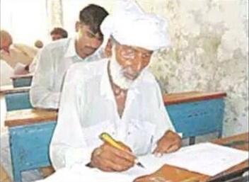 PositivePakstan's tweet image. "You only loose when you give up" 

83 year old Abdul Majeed learning english to fulfil his childhood dream