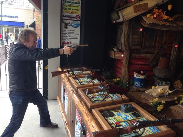 shayrobbins's tweet photo. Joe White sharpening his aim up for sporting clays and archery @KanakukK2 http://t.co/vLdLVrqIPT