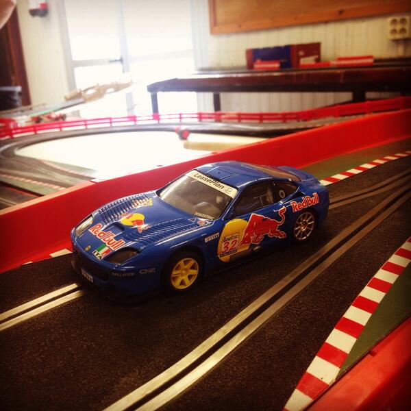 VictorDomFet's tweet image. Avui, reunió a @UdGeeks mentre donàvem algunes voltes a la nostra pista d&apos;Scalextric de 20 metres!