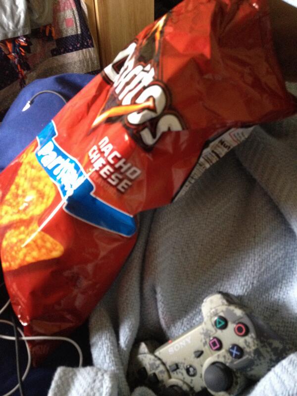 Lonny__'s tweet image. Dead Day... #Doritos #CamoController #PS3 #Zombies #Music
