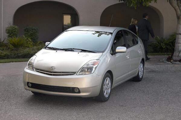 PopMech's tweet photo. How long will hybrid car batteries last? http://t.co/6C62B9lLiU http://t.co/qiYla4PO9v