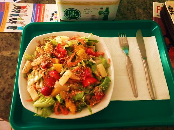 loureira7's tweet photo. Almoço com a loira // sala diversa // #morangos #manga #massa #frango #ananas #sementes #etcccc // "meme bonito puto" http://t.co/G73tZ4AtXI