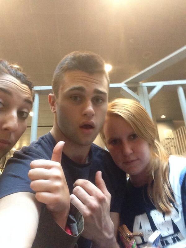 Holla_at_urBoyy tweet picture
