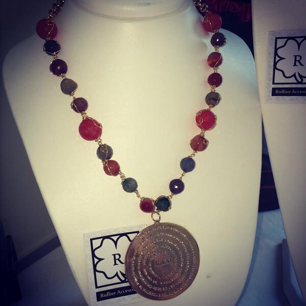 R_accesorios's tweet photo. Collar de piedras ágata con dije religioso#nuevo#diferente#elgante http://t.co/corzeBXTBb