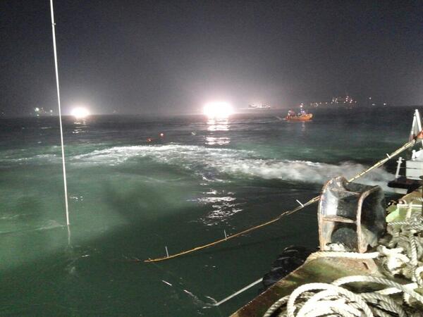 leesanghoC's tweet image. 5:11 십년감수. 상승중인 벨을 해경선이 갑자기 고속으로 접근해 충돌할 뻔 하는 상황이 연출됐습니다. 이곳에서 작업중인걸 모두 알고 있었을 텐데요