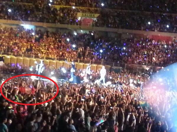 38Lipsy's tweet image. Nuestra hermosa bandera Peruana en el concierto de Chile &amp;lt;3 #WWATPeru2015 #OneDirectionBackToPeru :D