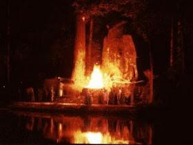 Ritual Bohemian Grove sdg mengorbankan Manusia di Iringi Teriakan Kasakitan Melalui Pengeras Suara Agar Dpt Didengar