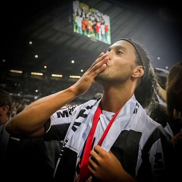 MotivacionesF's tweet photo. "Yo nací siendo nadie, y nadie será como yo" - Ronaldinho. http://t.co/17Xvspwivc
