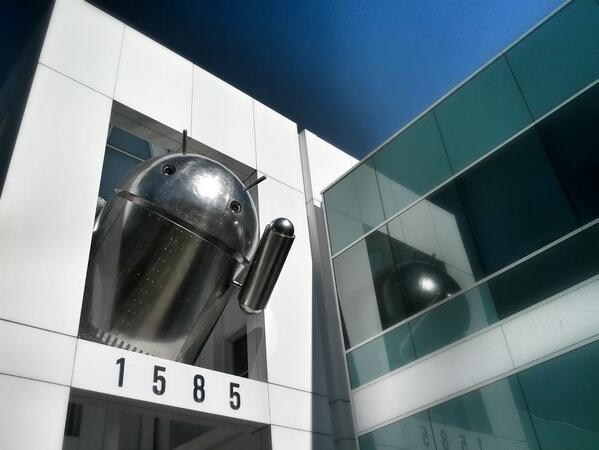 Czujny's tweet photo. Ta instalacja z 2013 r. ponoć nabiera nowego znaczenia ;-) #AndroidSilver http://t.co/e9RnePtIr0