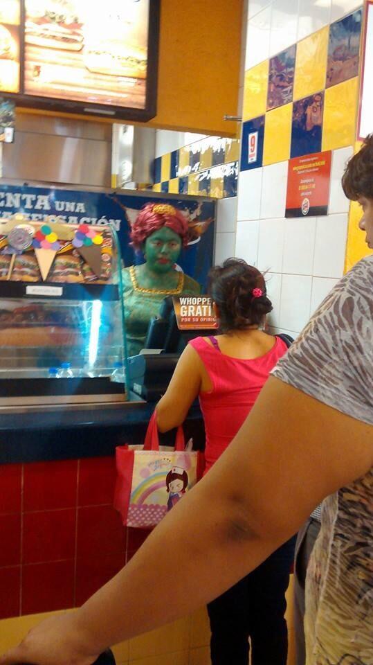 imfeelingfood's tweet photo. ¿Es para divertir a los chamacos o para matarlos de un susto? #FelizDiaDelNino http://t.co/DF81wU7Sgu