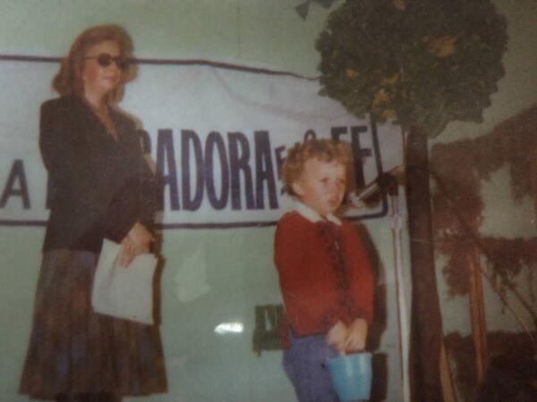 soyclaudiotv's tweet image. Aqui una foto de mi primera vez hablando en publico........ con mi mama atras para el apoyo moral