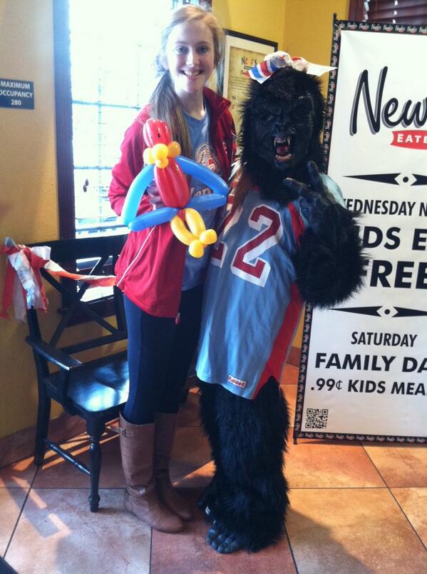 lkappleby's tweet photo. Come out and support your one and only Glendale Falcons! Let's show Kpoo who's boss💙❤️ #eatmorenewks@newkspringfield http://t.co/Ozt2qsmZsJ