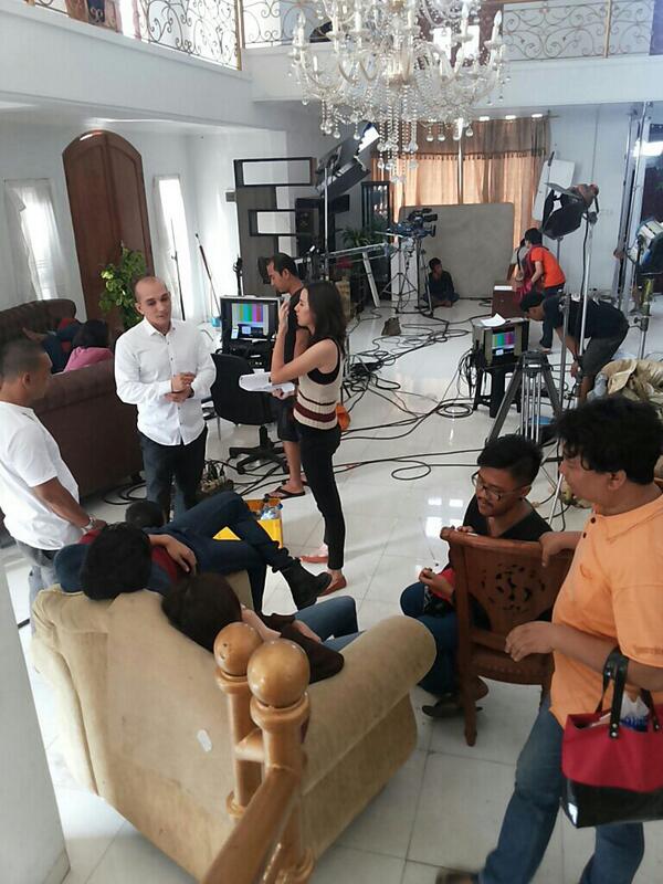 RT <a href="/YudhiDhi/">Princess Kalori</a>: Lagi take rumah vampire....bts <a href="/ASPGGS/">ASPGGS</a> #GantengGantengSerigalaSCTV