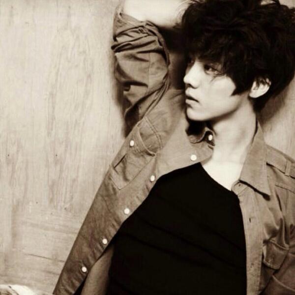 babypinkxoxo_'s tweet photo. Luhan's new weibo dp wtf man! http://t.co/UVikXjKbKB