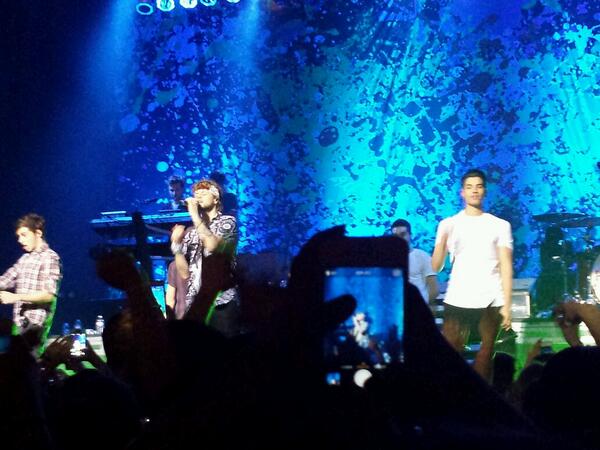 TWLiveinBoston's tweet photo. ไปเปลี่ยนชุดกันมารอบนึง http://t.co/R5DCuEGW9M
