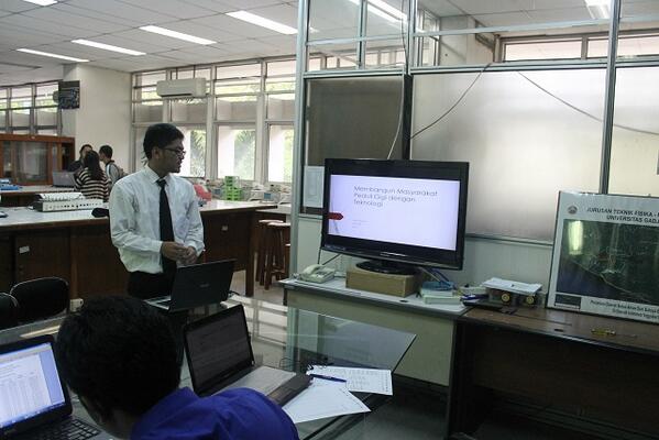 Kamalogis's tweet photo. Suasana presentasi di Lab SSTK http://t.co/ROF736Ny60