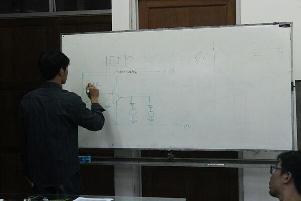 Kamalogis's tweet photo. Suasana presentasi di Lab SSTK [2] http://t.co/fDulpEdbmP