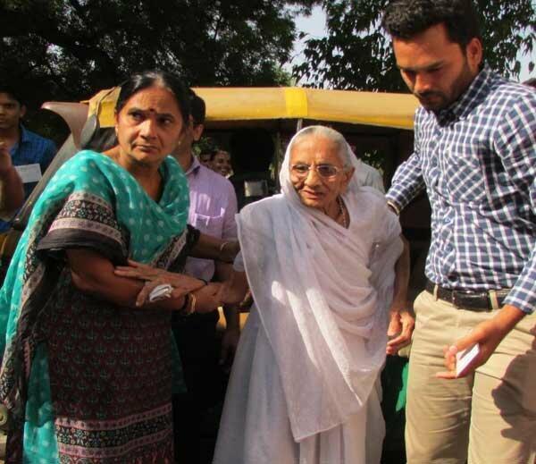Your mom is like my mom: Cong leader offers to take care of Modi's mom
