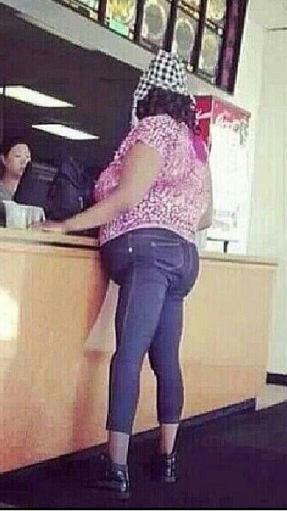 iLowkeyB's tweet image. LOL WHEN YOU PRESS HELLA HARD TO GET LAST LITTLE BIT OF TOOTHPASTE