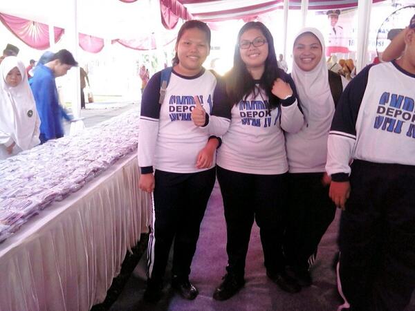 SMPNEGERI1DEPOK's tweet image. Sswa  SMPN I Dpk brprtsipasi psrta makn siomay trbuat dr tepung Mocaf HUT Kota Dpk ke-15.Mnggu 27-4-&apos;14 @Nur_Mahmudi