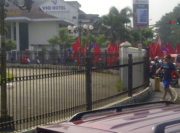 infobdg's tweet photo. #LalinBdg 9.51 -  Yg mau lewat gedung sate lebih baik puter arah...ada demo buruh http://t.co/nBjW9pO4G2 | @permana_yandie #c