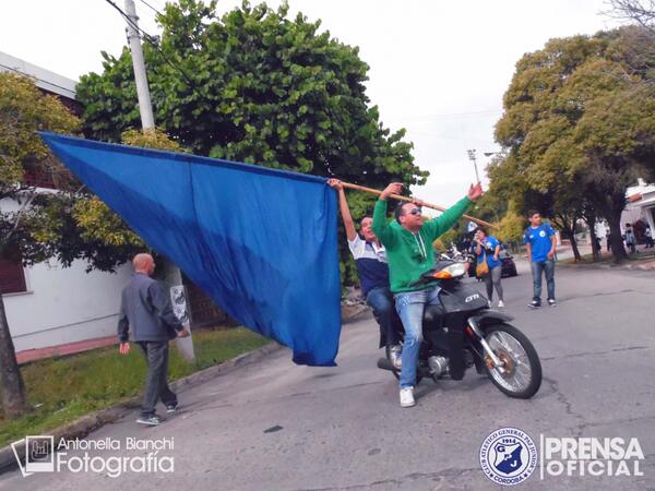 La gente se hizo presente en la caravana desde la plaza hasta la cancha #CentenarioDeJuniors