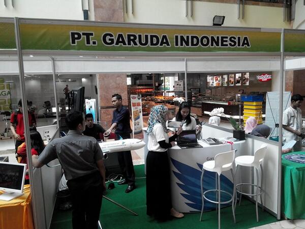 PolicaltexRiau's tweet photo. Ada standnya maskapai Garuda Indonesia loh...ayo dateng siapa tau ada promo...hehehe #pcrexpo http://t.co/K3zdwHlEMw