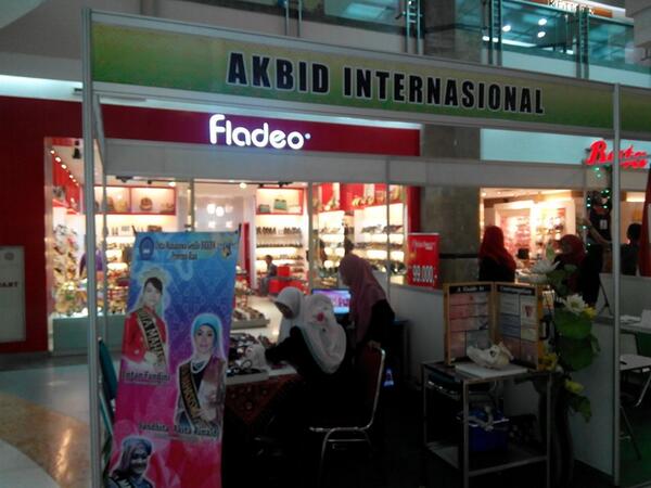 PolicaltexRiau's tweet photo. Akbid international juga ada...kereeen! http://t.co/kZFrkO1ZNo