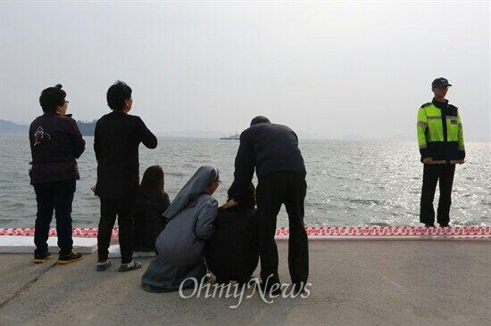 wegon0912's tweet photo. (세월호참사)"○○야, 그만 버티고 가거라. 살아 있어도 구해줄 것 같지 않아. 그만 가서 쉬어. 깜깜한 데서 춥고 배고프잖아. 엄마가 곧 따라가서 안아줄게."
... http://t.co/kxu95esDVo http://t.co/ifgDOGl8dk