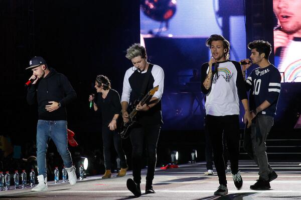 One Direction tuvo un enérgico debut en Chile ow.ly/wmel2