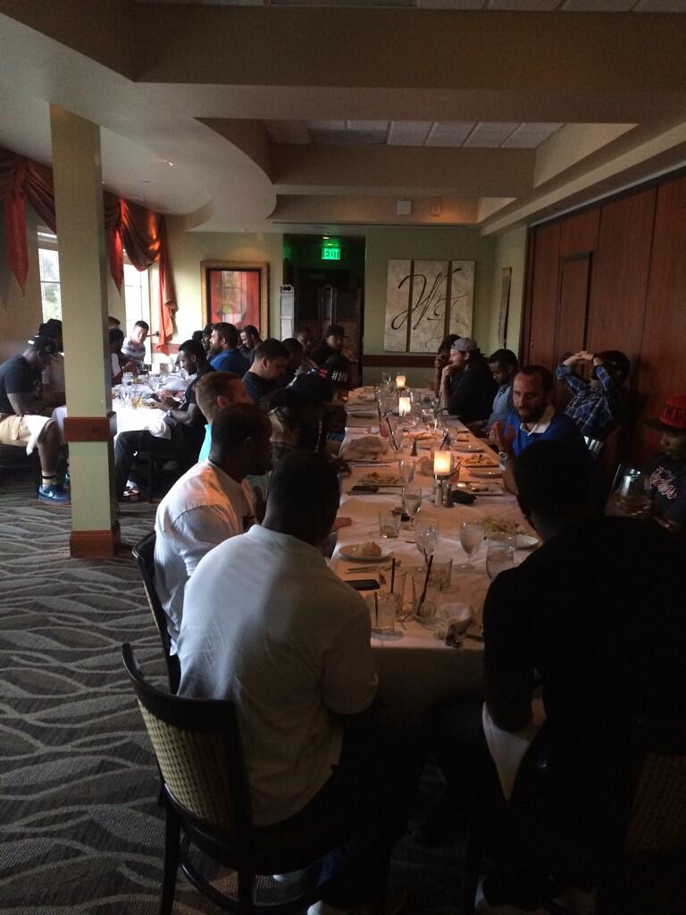 BmhfpWOIYAAIHc3.jpg:large