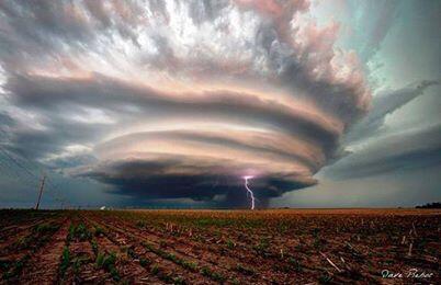 TriviaManiaPH's tweet photo. Non-tornadic Supercell, Cuming County, Nebraska 
Photo Credit- Dave Rebot http://t.co/uYTq8UMI6y