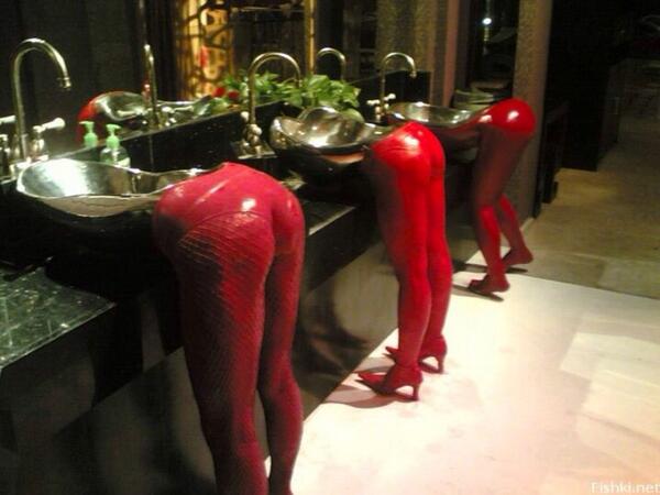 FabiennedeVries's tweet image. How to get men to wash their hands... ;-)