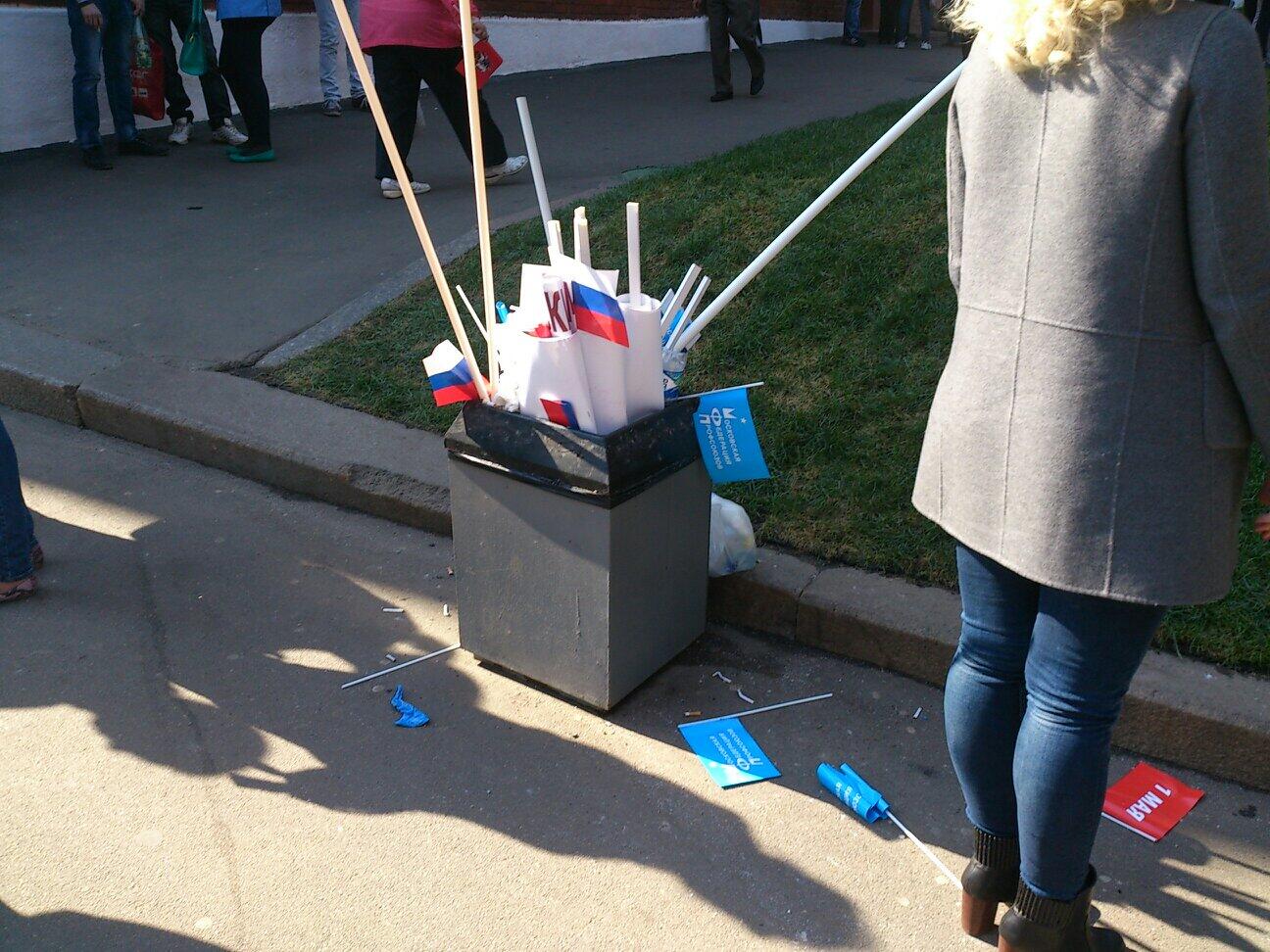 выкинутые портреты бессмертного полка