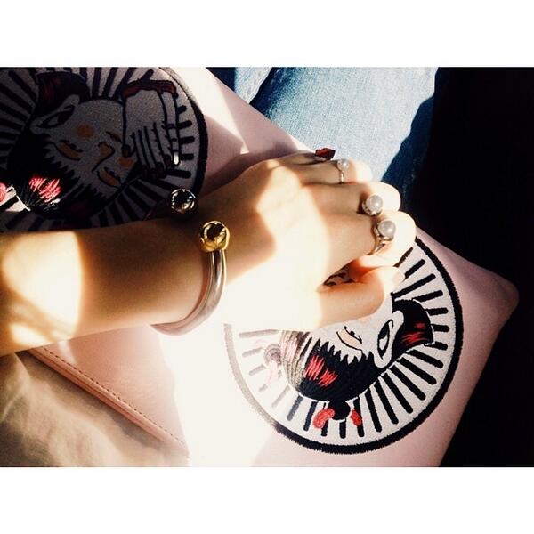 PRHTH's tweet image. mijinpark's photo 디자이너들에게 선물받은 제품을 즐겨 착용하는 포토그랲허 #ViaTORY #nineonetwo ift.tt/1iLOOlh