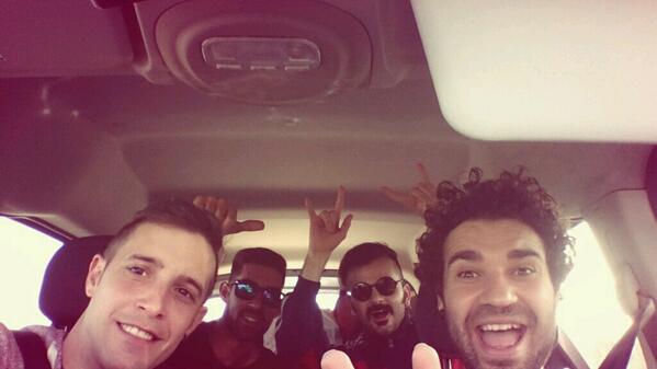 Sergioplanes8's tweet photo. Los leones saliendo dirección viňarock yijaaaa http://t.co/t0qQ8PrDeY
