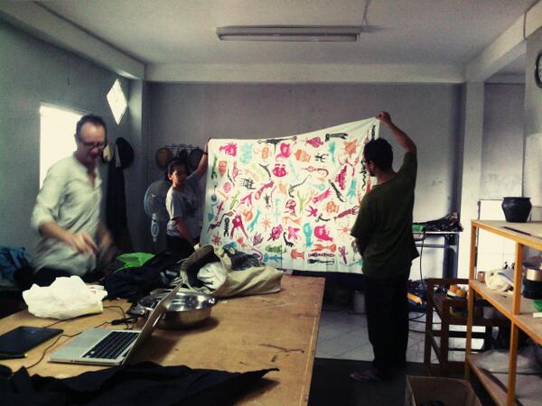 Hari ini arwin hidayat memperlihatkan karya batiknya