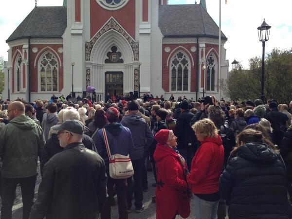 emanuelkarlsten's tweet photo. Jönköping håller antirasistisk gudstjänst. Så länge den håller på får inte nazisterna börja tåga RT @NinaMarja: http://t.co/wTo7lYlJ6u