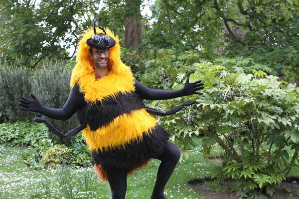 ClimateRevcynth's tweet photo. Comedian @marcusbrig looking #Bee-rilliant to #SaveTheBees! @wwwfoecouk Do your bit: #BeeCause http://t.co/UqwxB6NVF6 http://t.co/J1i6YS3V42