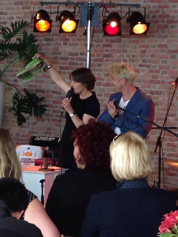 Daar gaan ze, de groene gympen van <a href="/waldemartorenst/">waldemarTorenstra</a> #veiling #nvdv14 #kickoff voor 80 euro #noodhulp #Syrie