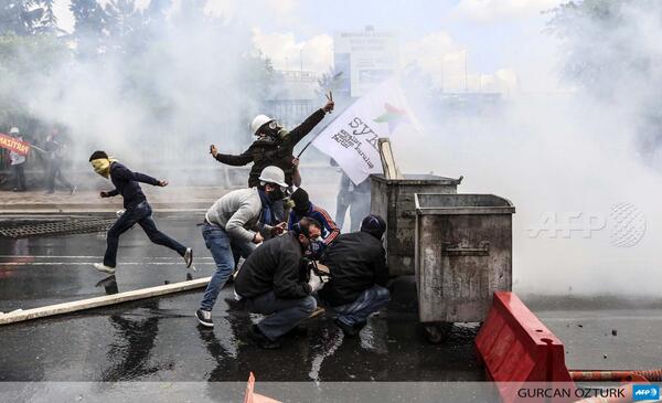 '@OshaKarow Protesters take cover as police fire tear gas to disperse a #MayDay rally near #TaksimSquare #Istanbul: '