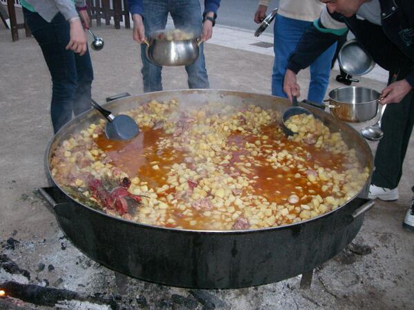 SAntnEmb's tweet photo. Ven el 10 de Mayo a celebrar el Chopo a Barillas.Cenaremos un rancho como este
cocinado por nuestro Master Chef Antón http://t.co/M6GzJubvpp