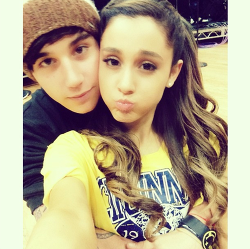 isabelleafgdr's tweet photo. “@itsjaist: @itsarianast guardaci, siamo adorabili... http://t.co/VxO0A3ZgZ6” aw si