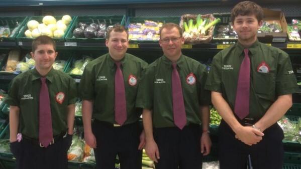 Greengrocer guys dressed for service <a href="/gazzman71/">Gareth Williams</a> <a href="/ShaneUzzell/">Shane Uzzell</a> <a href="/garethdinham/">Gareth Dinham</a> <a href="/gp30produce/">Tesco GP30 Produce</a> #teamnailsea 🍎🍏🍊🍋🍐🍓🍑